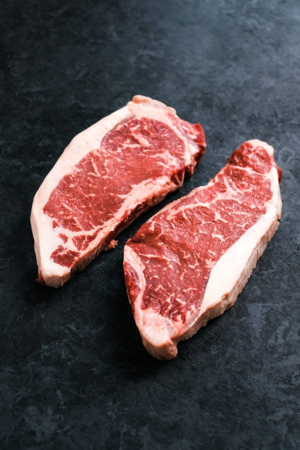 Raw,New,York,Striploin,Beef,Steak,Isolated,On,Black,Background ניו יורק סטייק